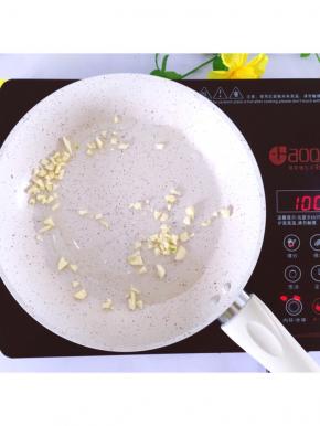 准备一个不粘锅，将大蒜切末放入锅中，放少许油