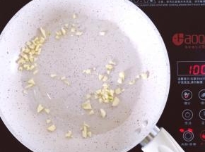 准备一个不粘锅，将大蒜切末放入锅中，放少许油