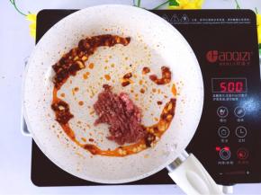 豆瓣酱炒出红油后放入猪肉末