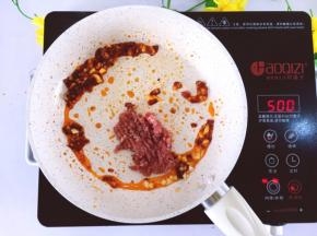 豆瓣酱炒出红油后放入猪肉末