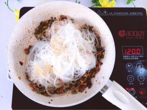 酸豆角炒至7分熟加入浸泡好的粉丝