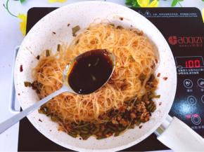 将粉丝翻炒加入一勺生抽
