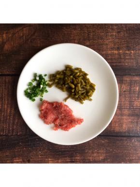 将酸豆角浸泡一会沥干水分切小段，将香葱洗净切末，将猪肉洗净剁碎