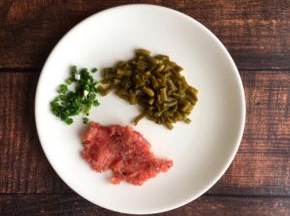 将酸豆角浸泡一会沥干水分切小段，将香葱洗净切末，将猪肉洗净剁碎