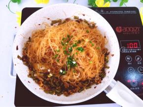 将葱花放入粉丝中