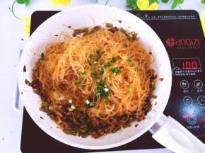 将葱花放入粉丝中