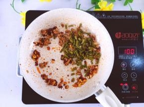 将猪肉末炒散，放入酸豆角