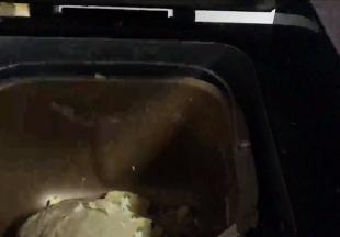 加入黄油，继续揉面