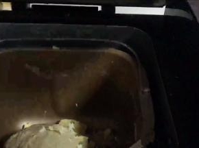 加入黄油，继续揉面
