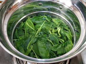 菠菜需要洗净，开水煮软。