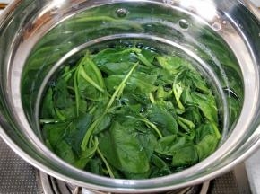 菠菜需要洗净，开水煮软。