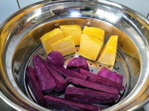 南瓜，紫薯洗净切块。