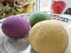 分别把面粉分成三部分，撒入干酵母，把紫薯，南瓜，菠菜泥各用合适的量，揉到光滑柔软的面团。