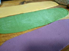 每个面团擀开长方形。