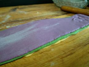 叠在一起，卷起。