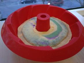 接口朝上摆放入中空烟囱模具，摁压平整。
非不沾模具，记得内壁涂一层薄薄的油。