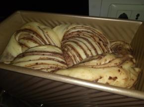 发酵至8分满的状态，烤箱180度预热，可以在吐司表面刷一层鸡蛋液