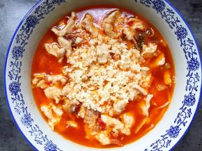 将大蒜末铺在表面。