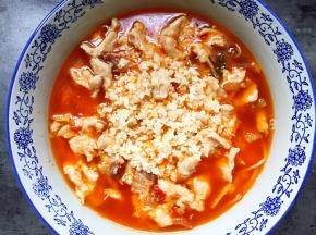 将大蒜末铺在表面。