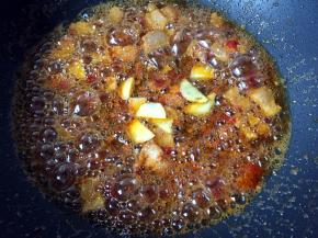 放入生姜翻炒均匀。