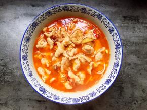 将煮好的肉片装入碗中。