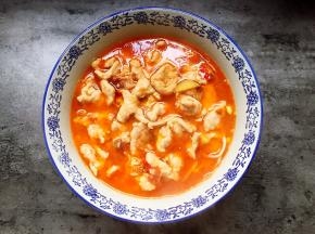 将煮好的肉片装入碗中。