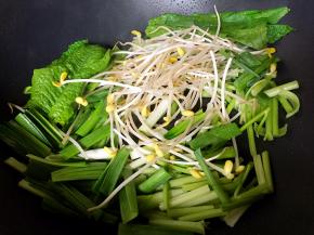 放入配菜翻炒断生。