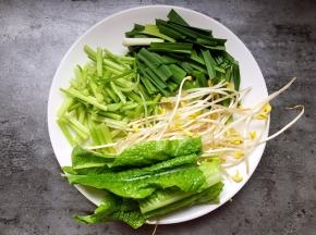 将芹菜、蒜苗、莴笋尖切段，豆芽洗净。