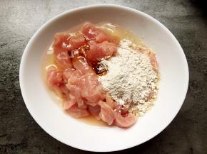 瘦肉切片切片放入碗中，加入一个蛋清，一勺淀粉，适量生抽拌匀。