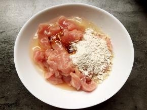 瘦肉切片切片放入碗中，加入一个蛋清，一勺淀粉，适量生抽拌匀。