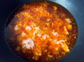 放入肉片搅散煮开，加入适量盐再煮一分钟即可出锅。