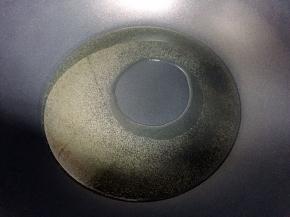 热锅再倒油烧至八成热。