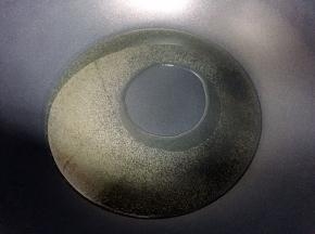 热锅再倒油烧至八成热。