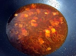 加入适量清水煮开。