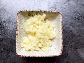 将大蒜切成碎末备用。