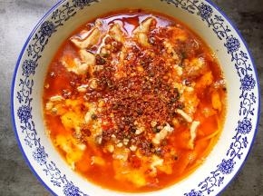 将热油浇在辣椒花椒面上面，听见滋滋的声音。