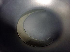 热锅倒油烧至八成热。