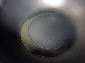 热锅倒油烧至八成热。