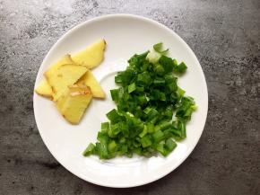 将生姜切片，小葱切小段备用。