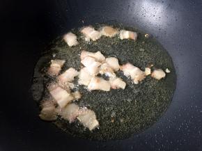 放入肥肉煸干出油。