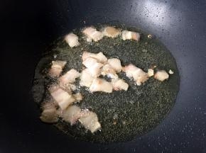 放入肥肉煸干出油。
