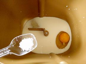 面包桶倒入牛奶，鸡蛋，细砂糖，盐