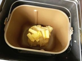加入软化的黄油，再按一个揉面程序，10分钟