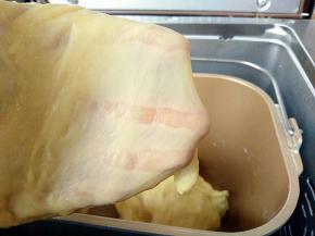 揉面结束，面团已经能轻易拉出透明坚韧的薄膜