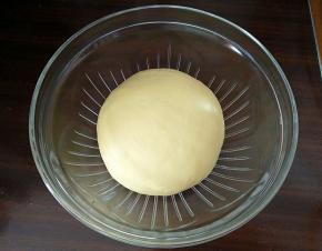 把面团拿出来稍整理一下，放进玻璃碗中盖膜进行第一次发酵