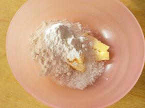 趁面团发酵的时候，来做酥粒，把酥粒的所有材料混合，抓匀就好了