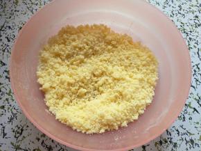 做好的酥粒放冰箱冷藏备用