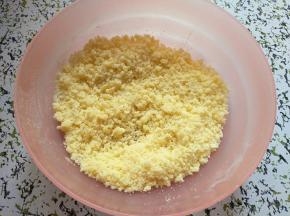 做好的酥粒放冰箱冷藏备用