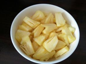 菠萝肉切小块，用盐水泡几分钟，倒出来沥干水份