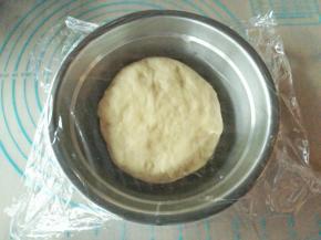 把中种材料混合，揉均匀成团，放碗中盖上保护膜，放进冰箱冷藏发酵17以上